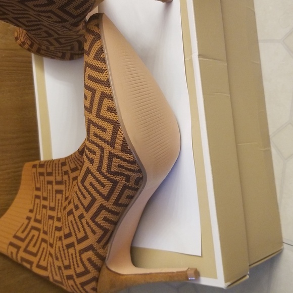 Catherine Malandrino knit bootie like new - Picture 5 of 6